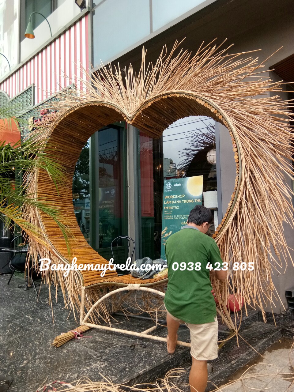 Ghế tổ chim và trái tim mây tre chụp hình