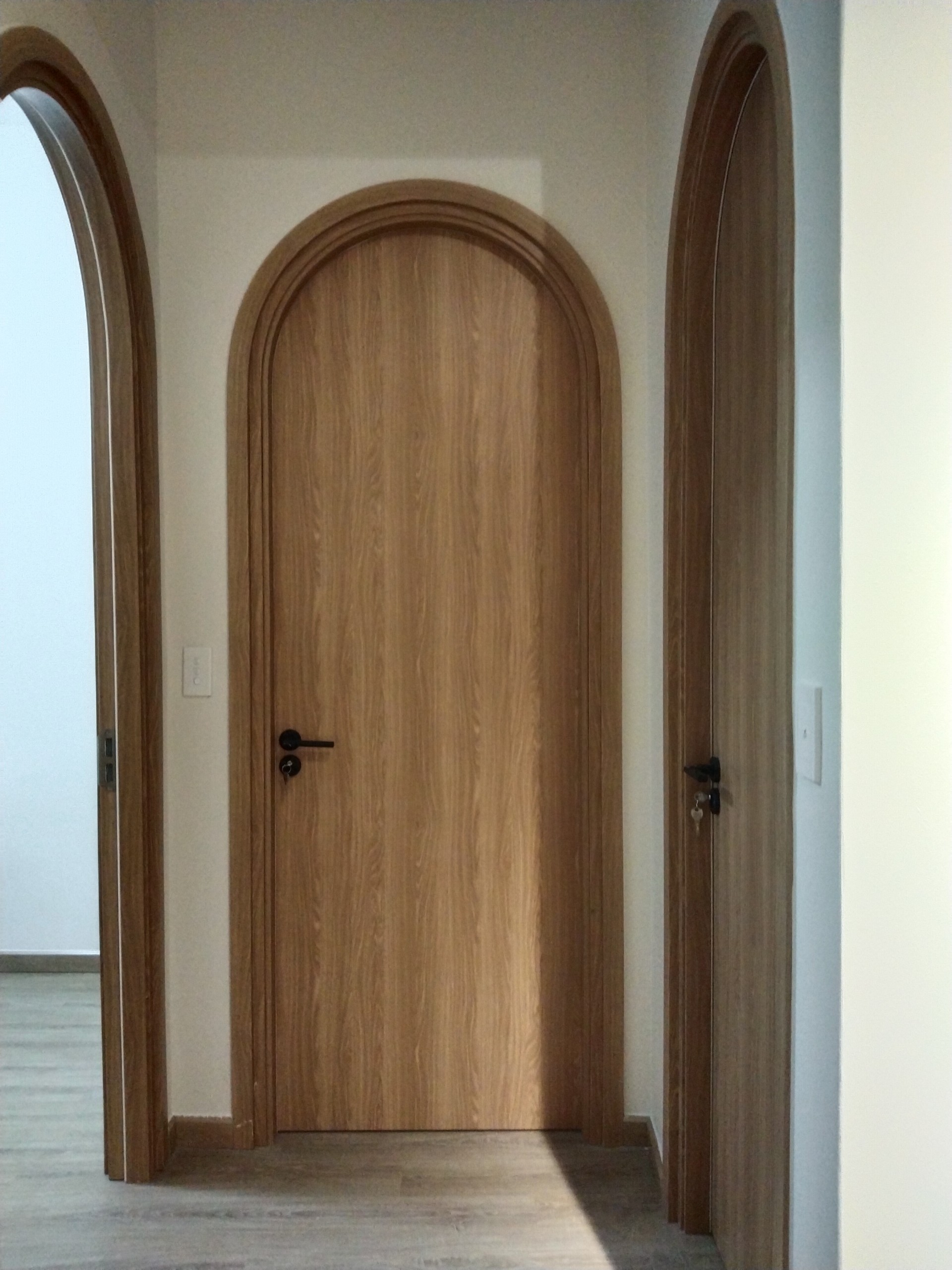 cửa vòm đẹp giả gỗ phong cách châu âu bền chống nước