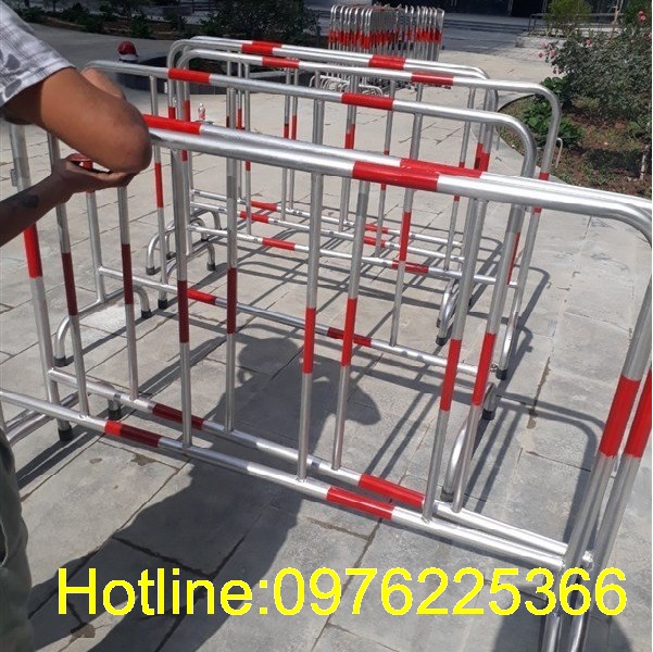 Xưởng sản xuất hàng rào chắn di động, rào chắn barie di động giá tốt