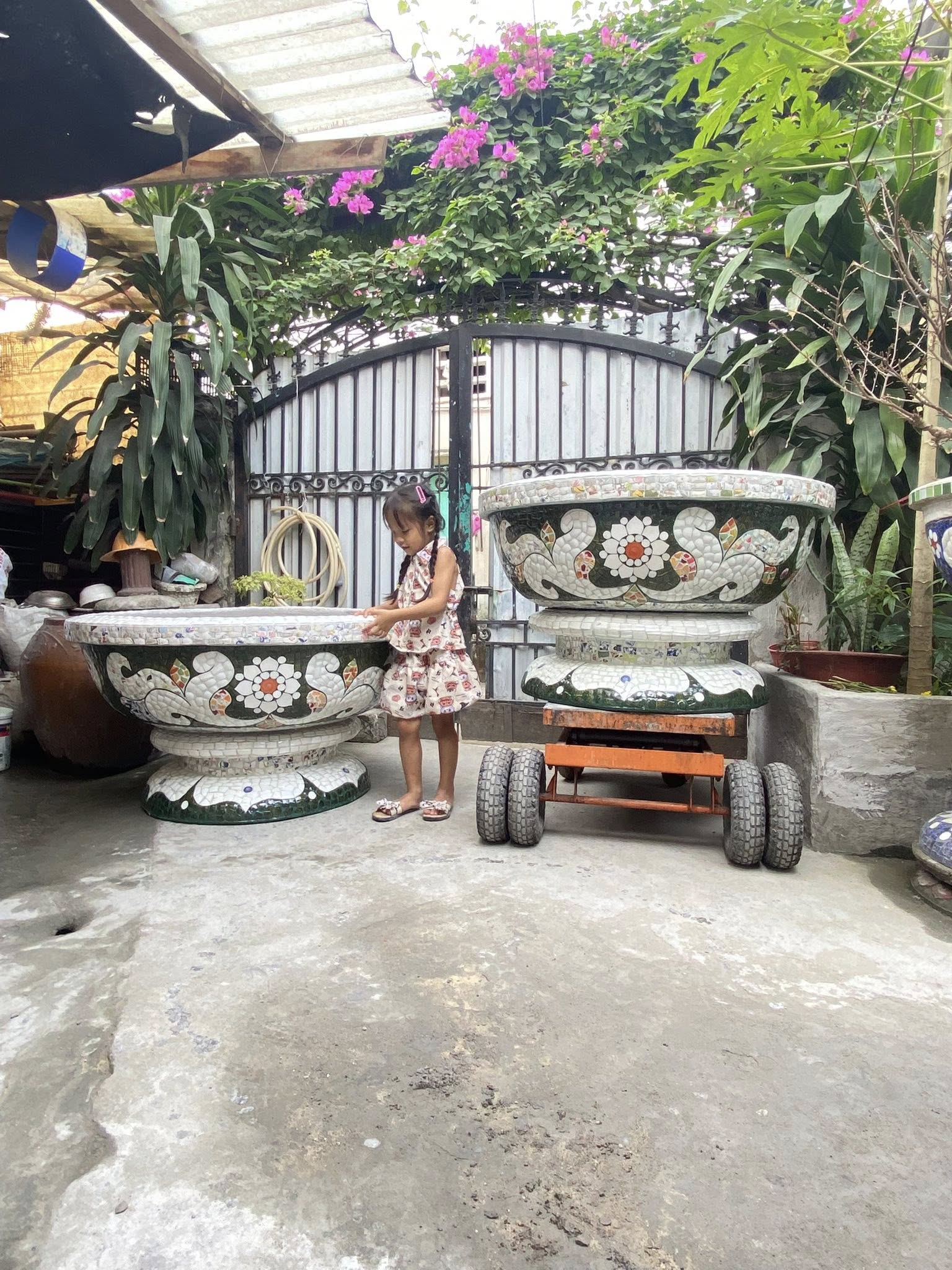 Chậu đắp tay cẩn miểng chén dĩa, thủ công mỹ nghệ  - Tphcm df