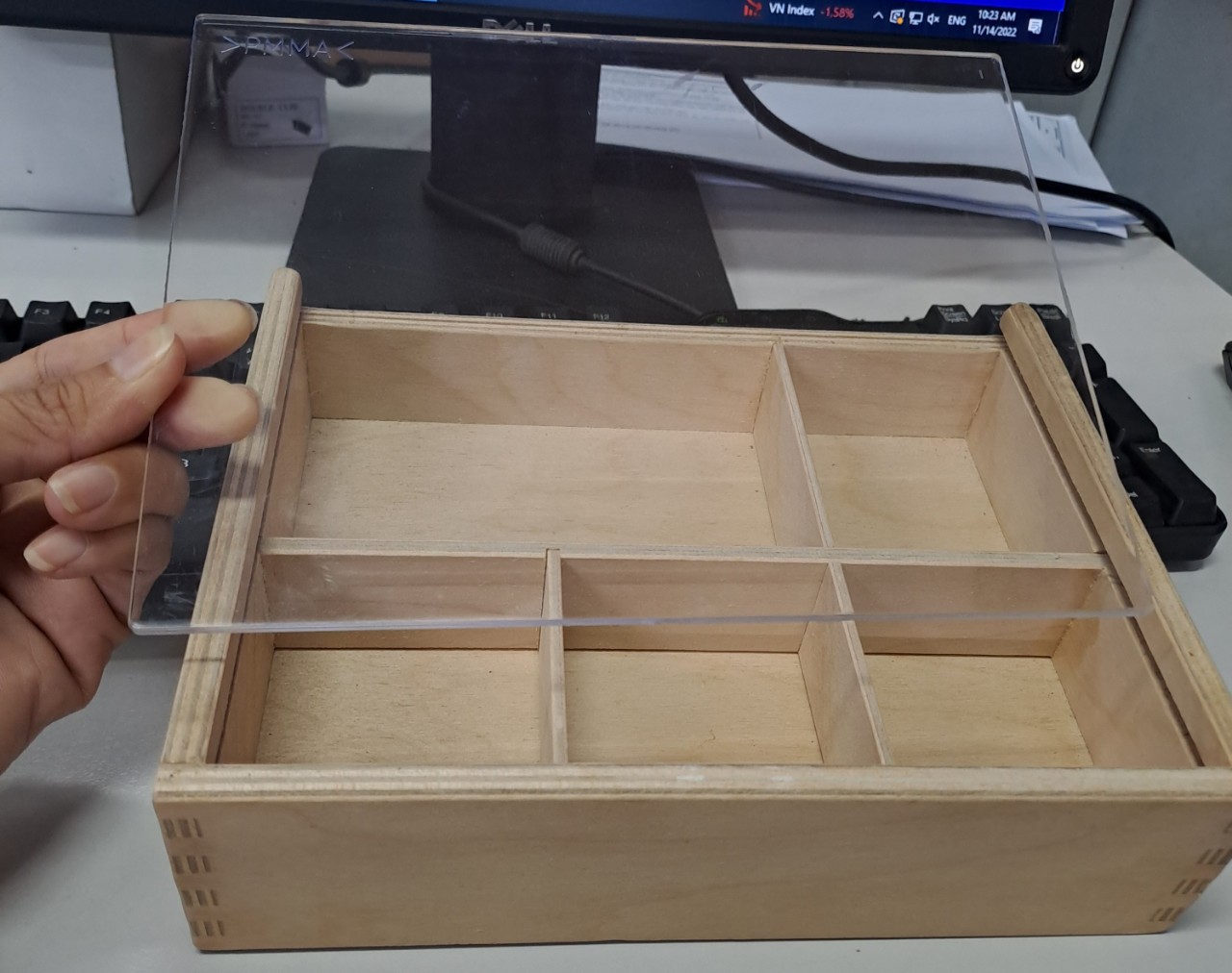 Hộp gỗ nắp trượt bao gồm 5 ngăn.Nắp bằng mica cao cấp