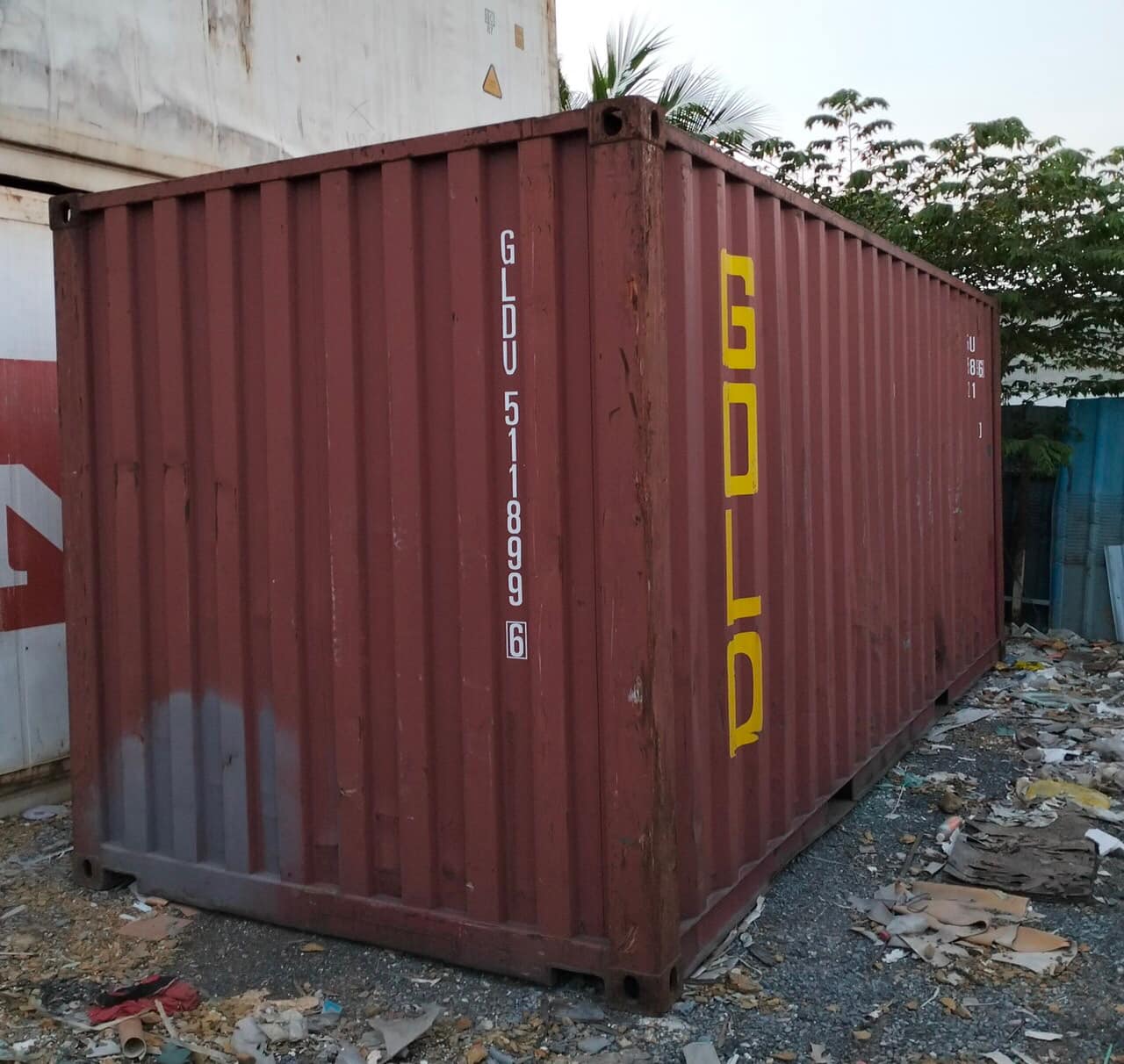 Container khô 20feet thanh lí giá rẻ tại bãi