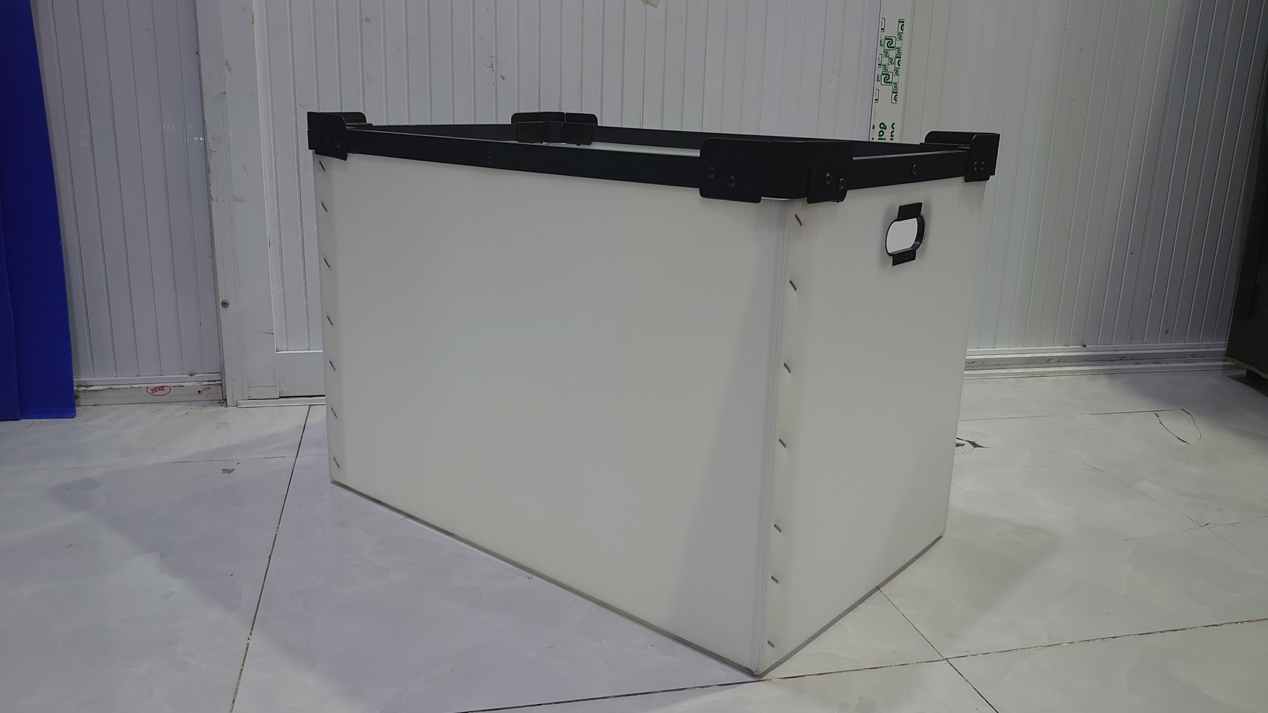 Thùng nhựa danpla dáng carton nẹp đen đáy xếp