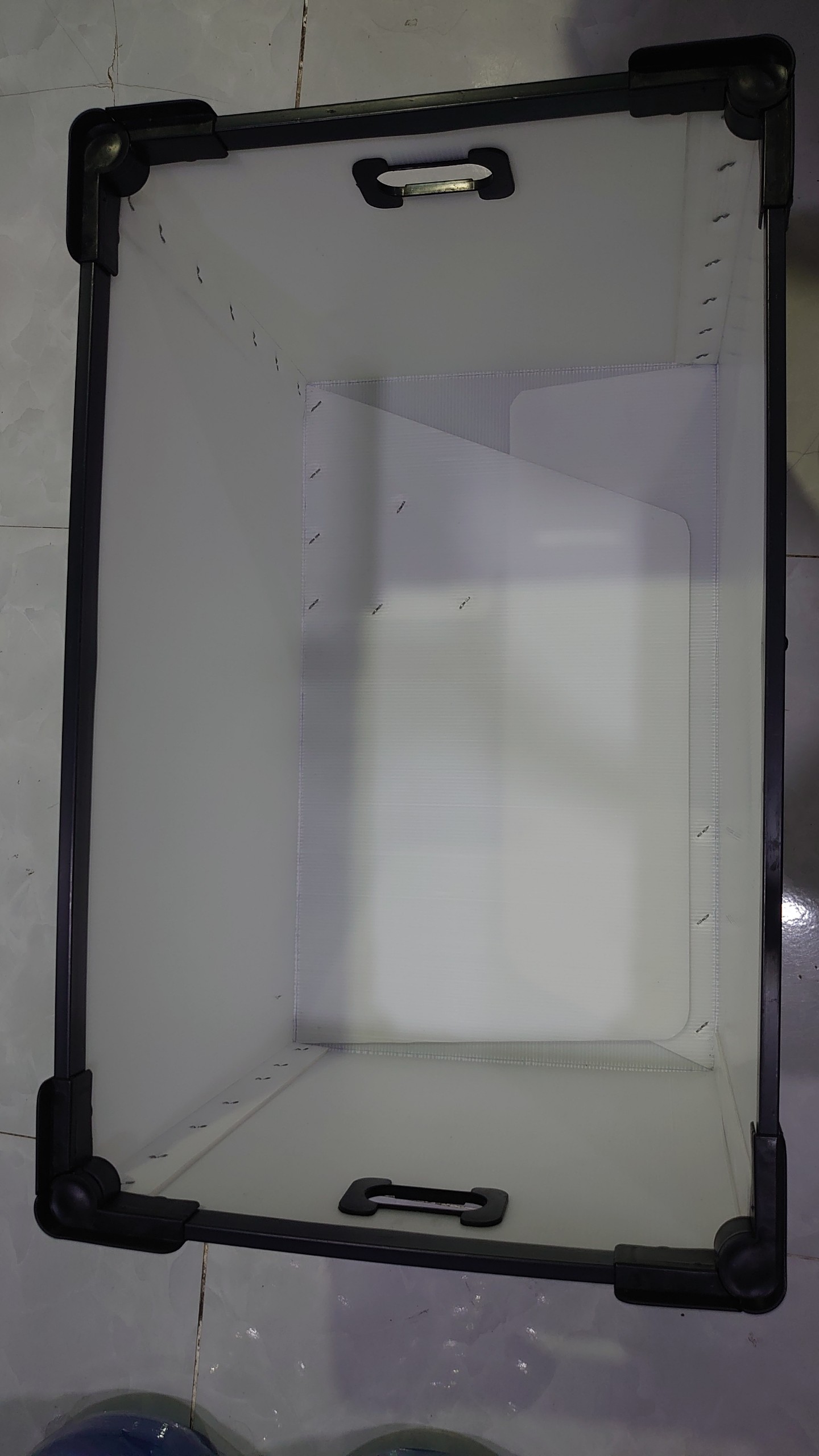 Thùng nhựa danpla dáng carton nẹp đen đáy xếp