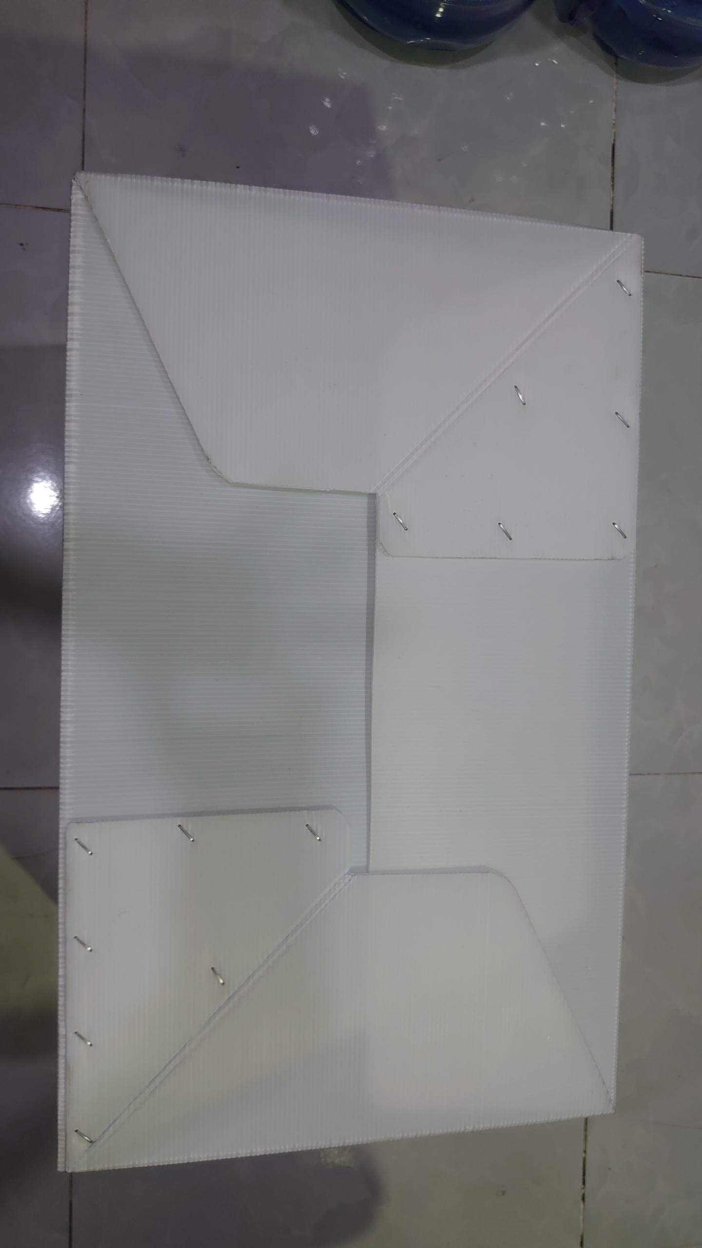 Thùng nhựa danpla dáng carton nẹp đen đáy xếp