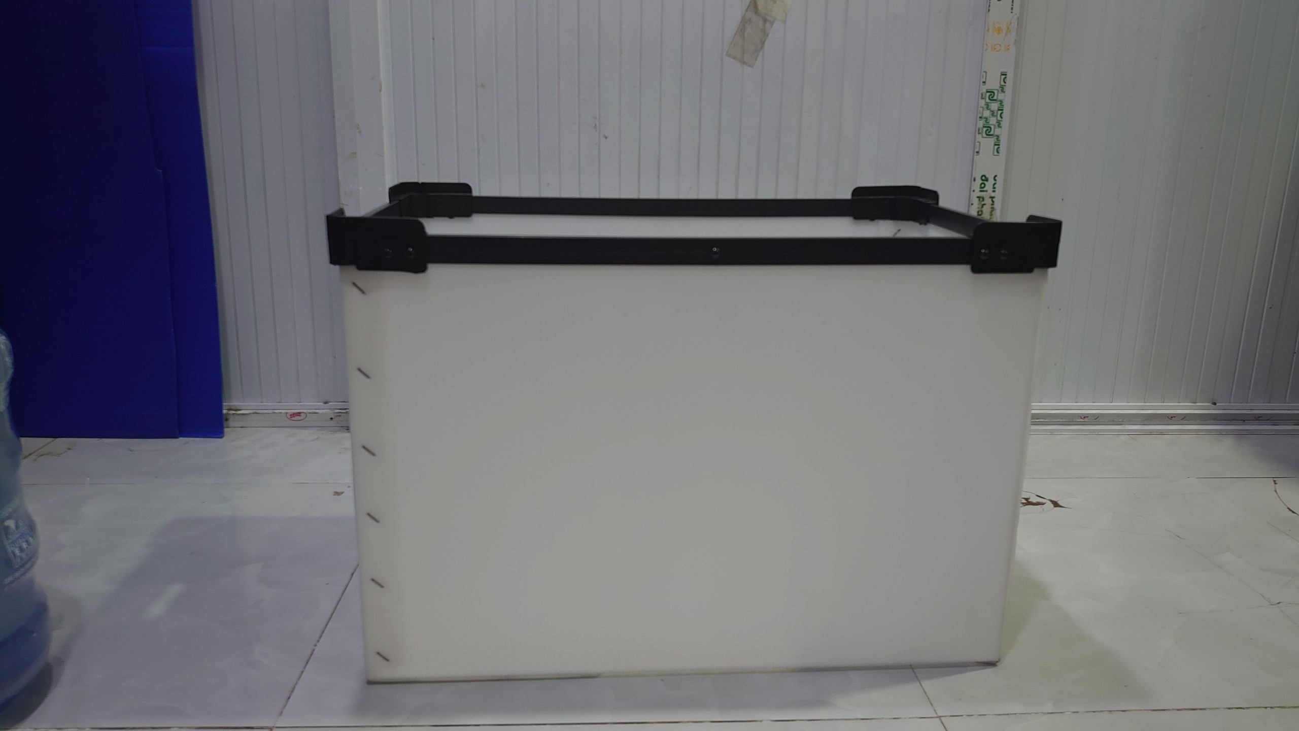 Thùng nhựa danpla dáng carton nẹp đen đáy xếp