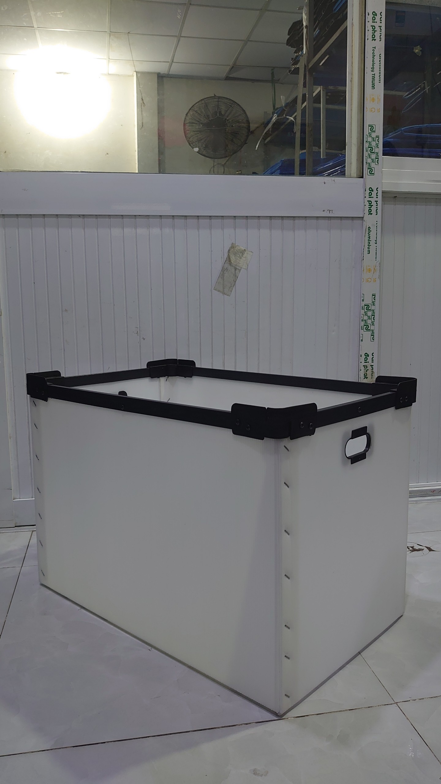 Thùng nhựa danpla dáng carton nẹp đen đáy xếp