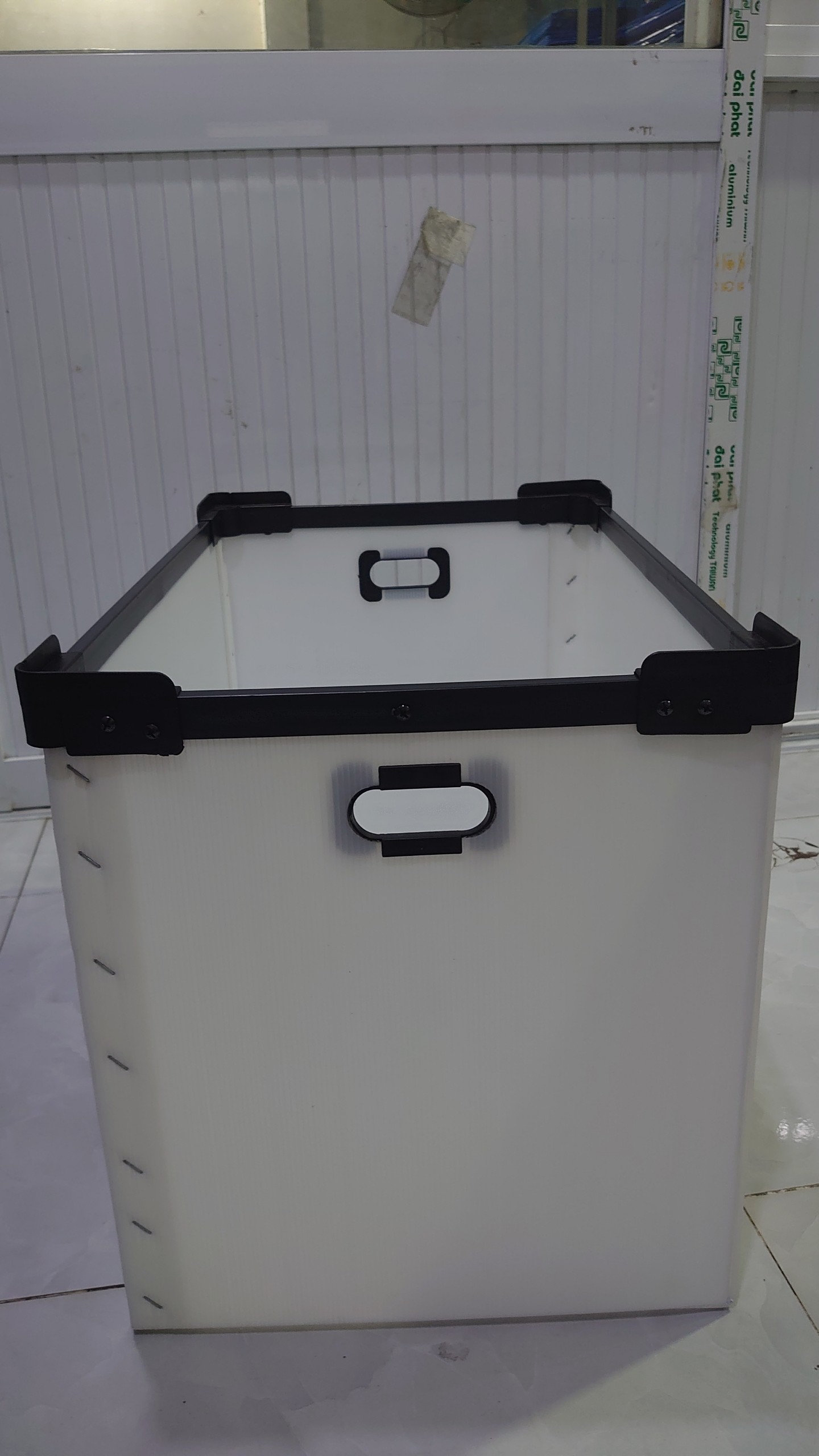 Thùng nhựa danpla dáng carton nẹp đen đáy xếp