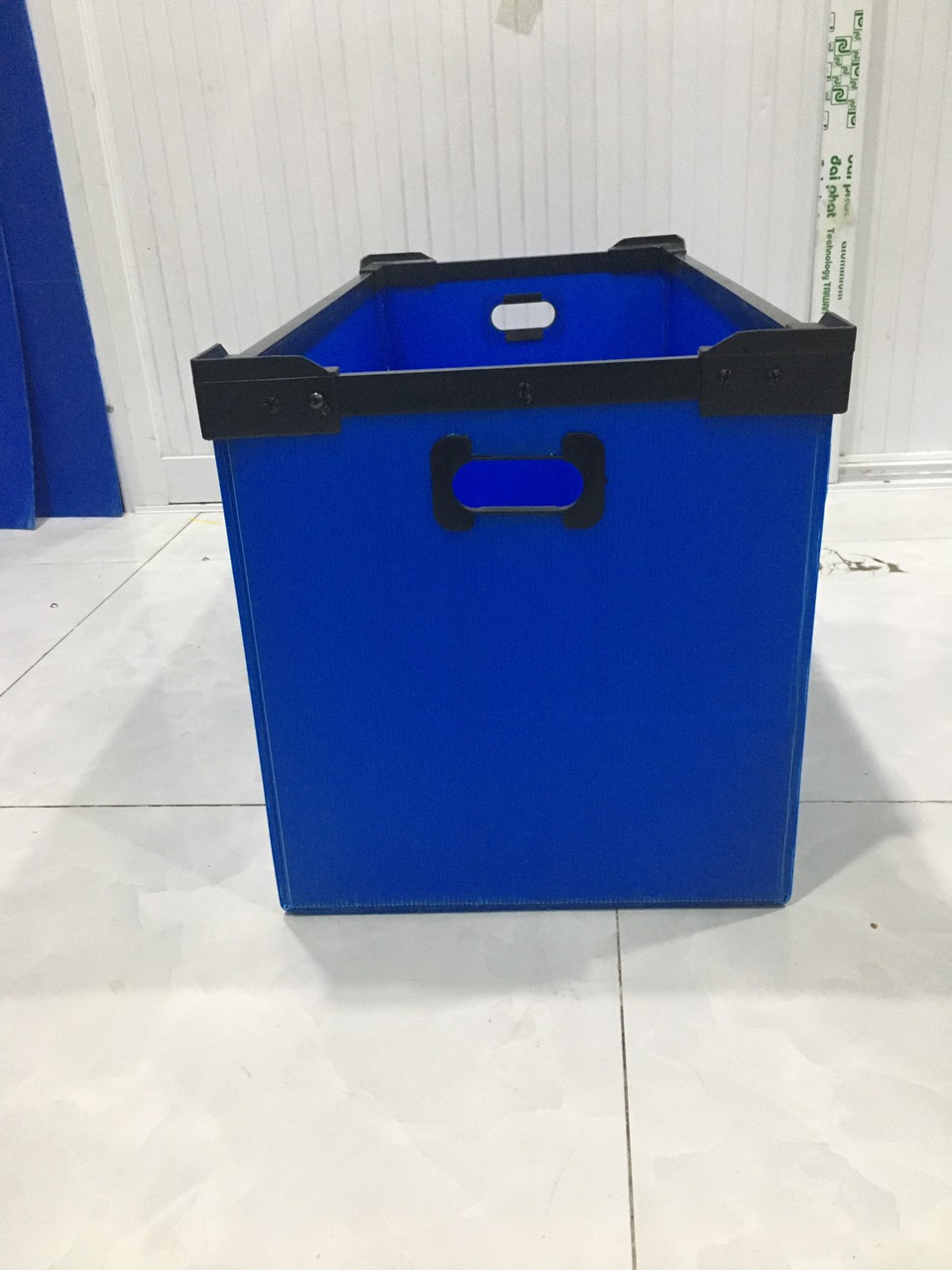 Thùng nhựa Danpla đáy cố định, có nẹp đen