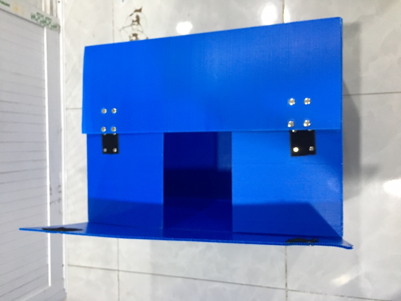 Thùng nhựa pp Danpla đáy xếp tự động nắp gai lông