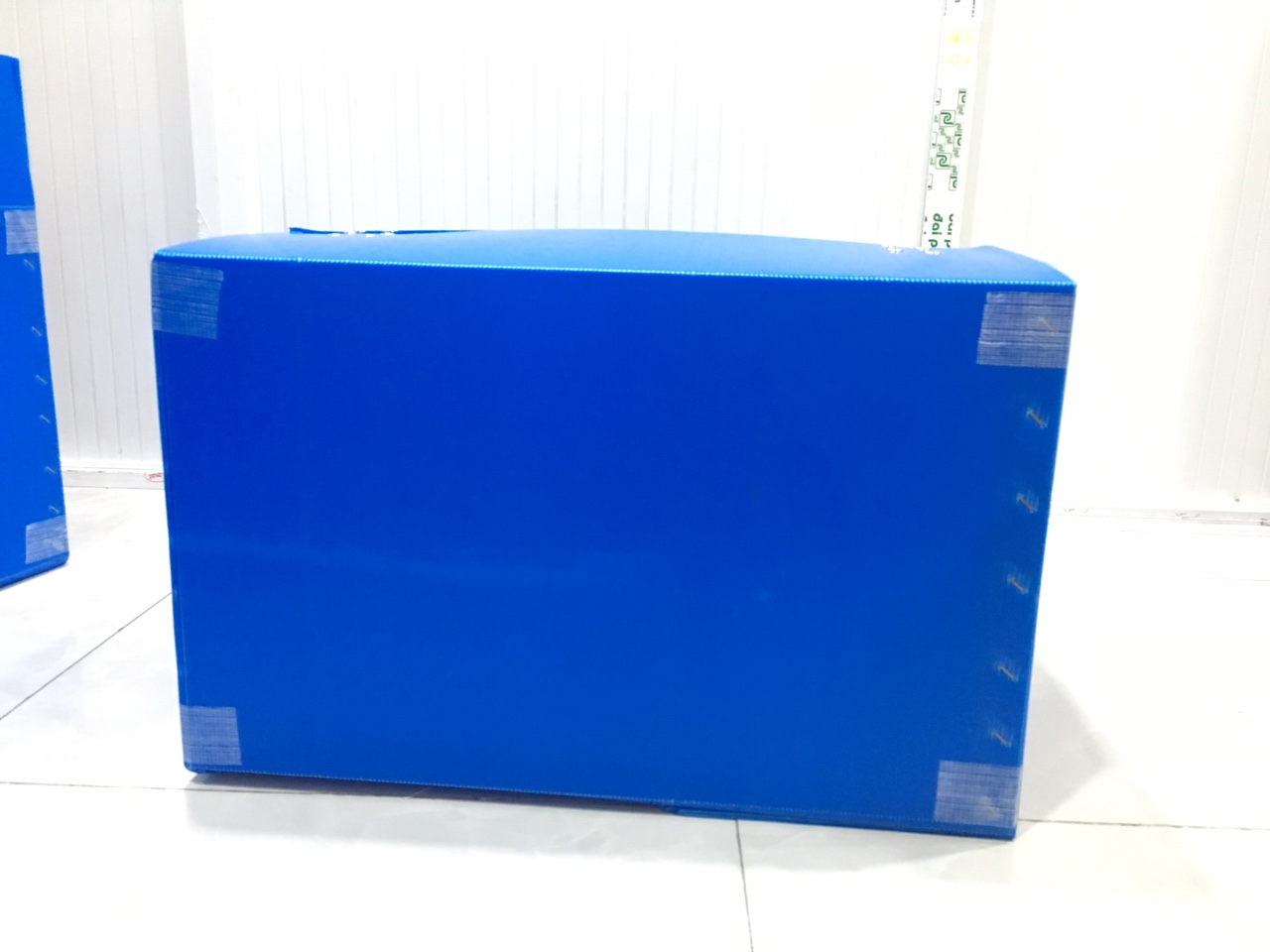 Thùng nhựa pp Danpla đáy xếp tự động nắp gai lông