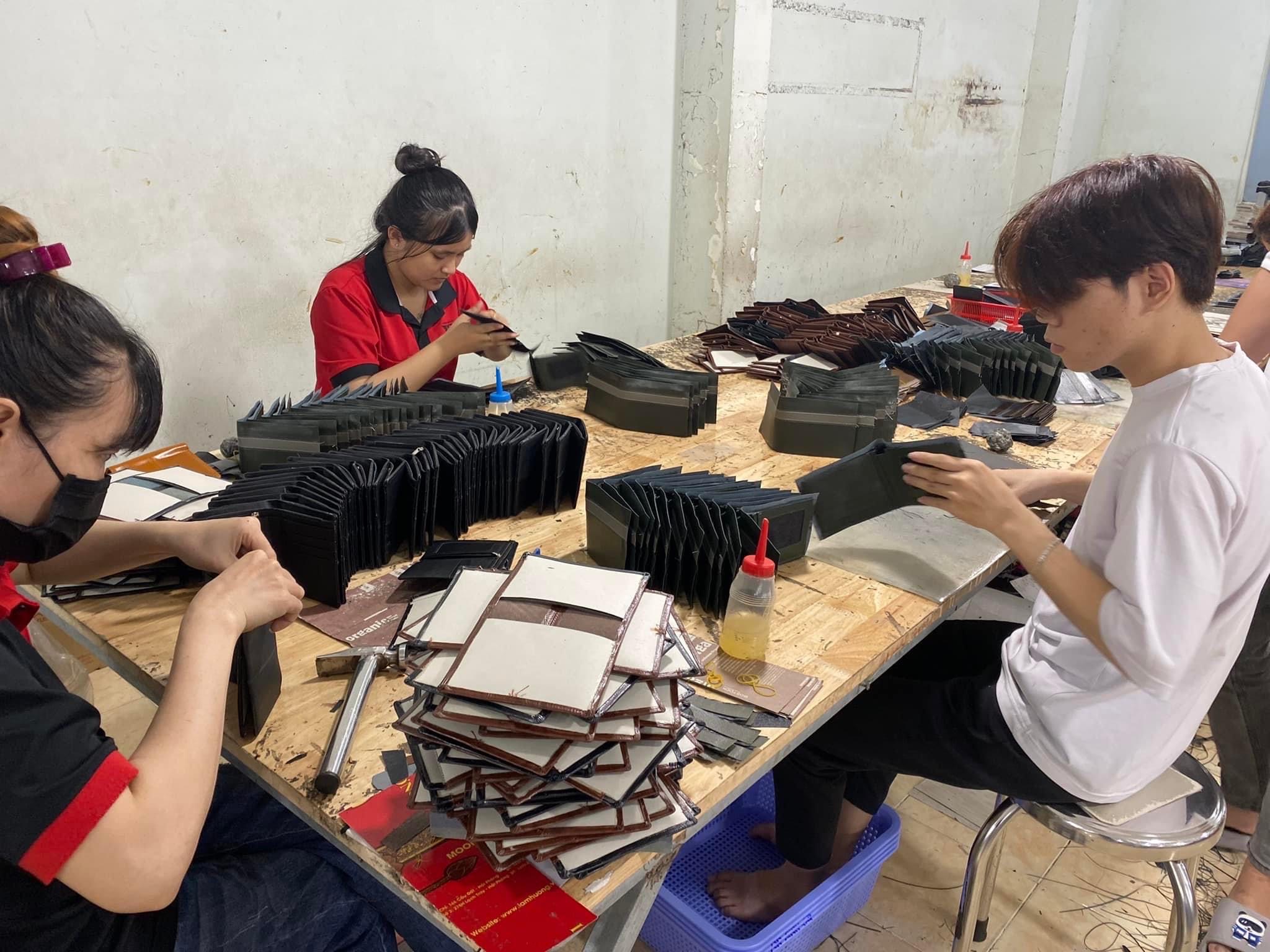 Xưởng chuyên sản xuất hàng đồ nam thời trang da b,ò thật 