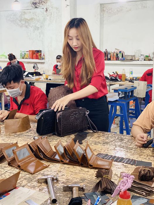 Xưởng Trường Chinh chuyên sản xuất ví da BÒ, túi xách, dây,......