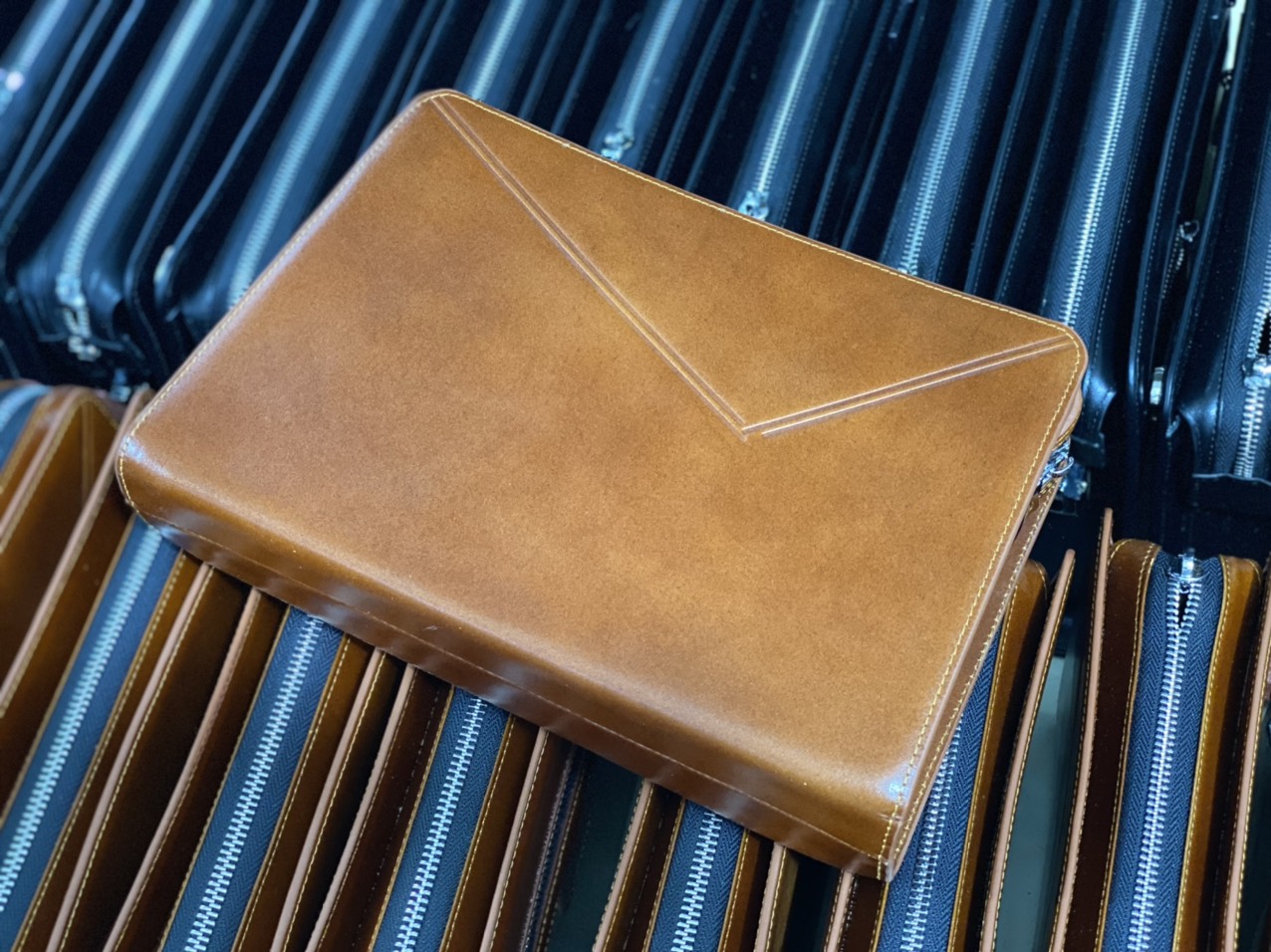 Clutch khóa số da bò cao cấp - Hàng da thẩ bảo hành 2 năm