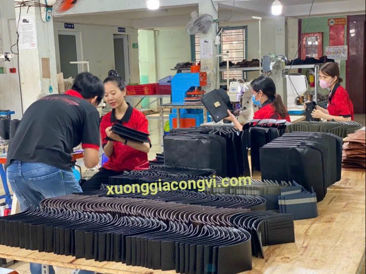 xưởng sản xuất đồ da thật không qua trung gian cần tuyển sỉ