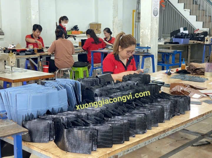 xưởng sản xuất đồ da thật không qua trung gian cần tuyển sỉ