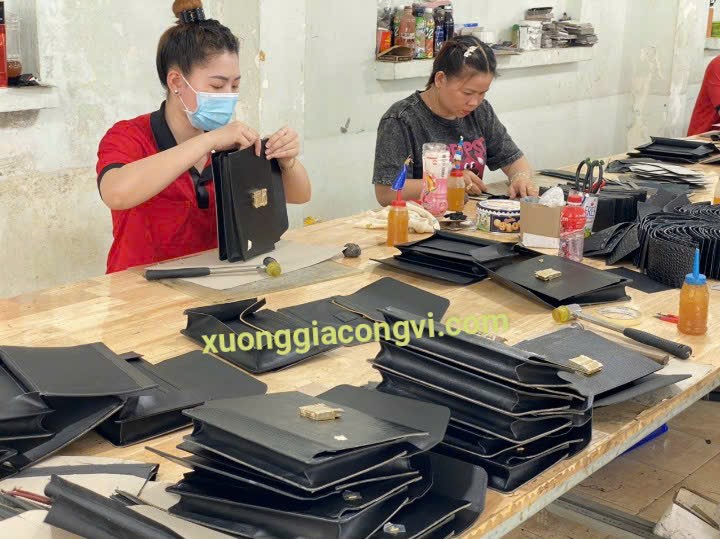 xưởng sản xuất đồ da thật không qua trung gian cần tuyển sỉ