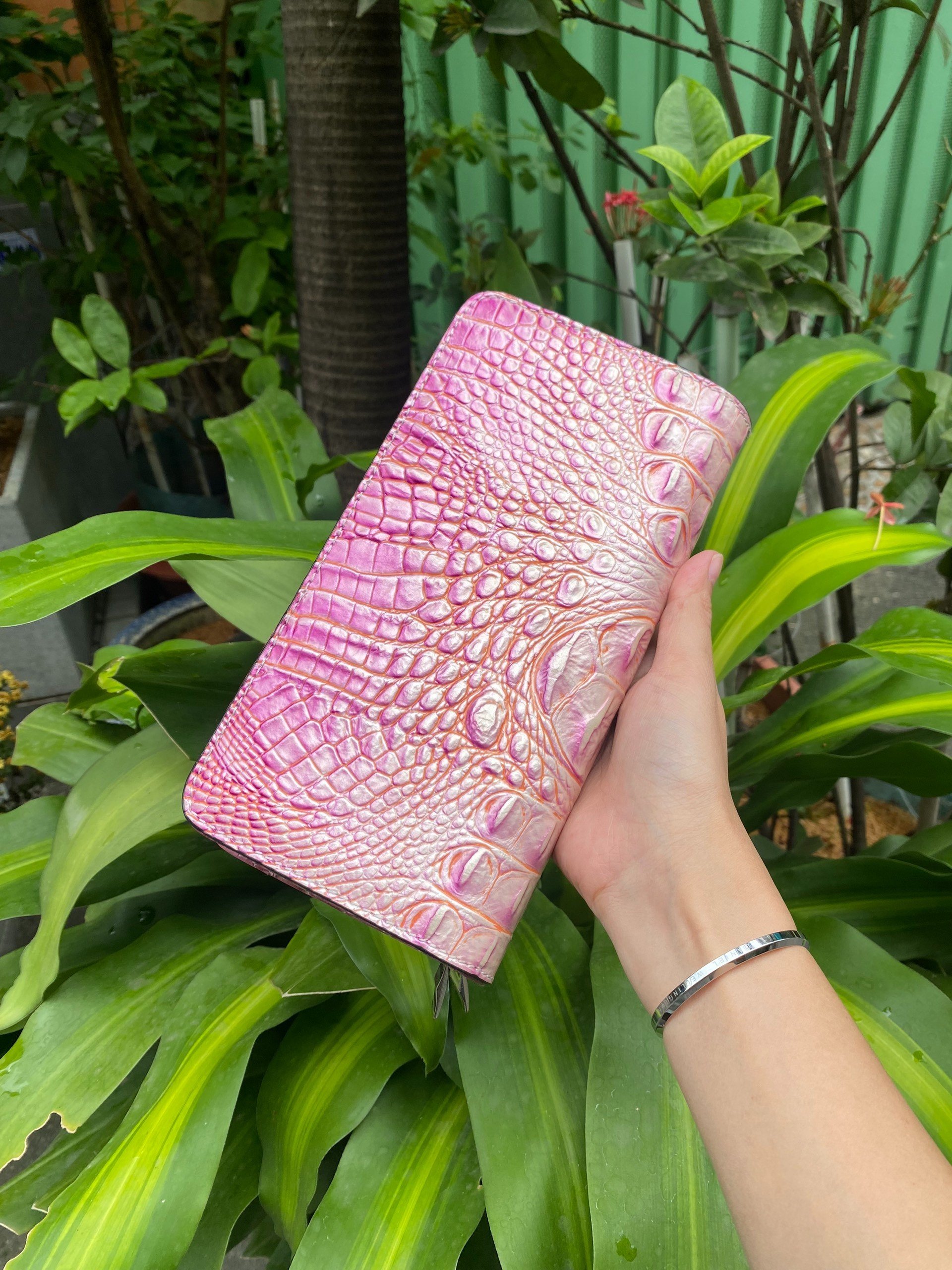 Xưởng sản xuất ví da TPHCM - Ví cầm taay vân cá