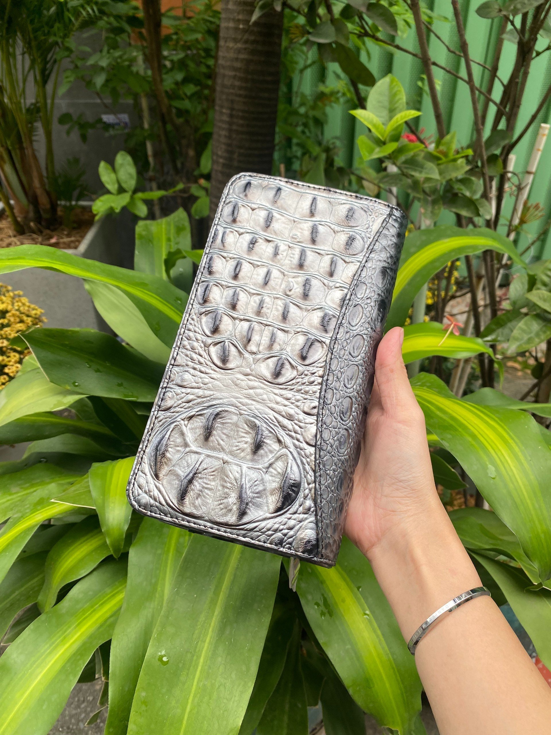 Xưởng sản xuất ví da TPHCM - Ví cầm taay vân cá