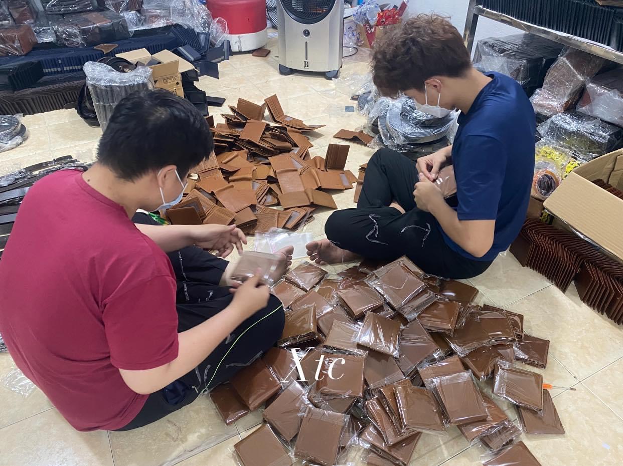 THANH LÝ VÍ DA BÒ BỊ BOM HƠN 2000C ĐỒNG GIÁ 35K