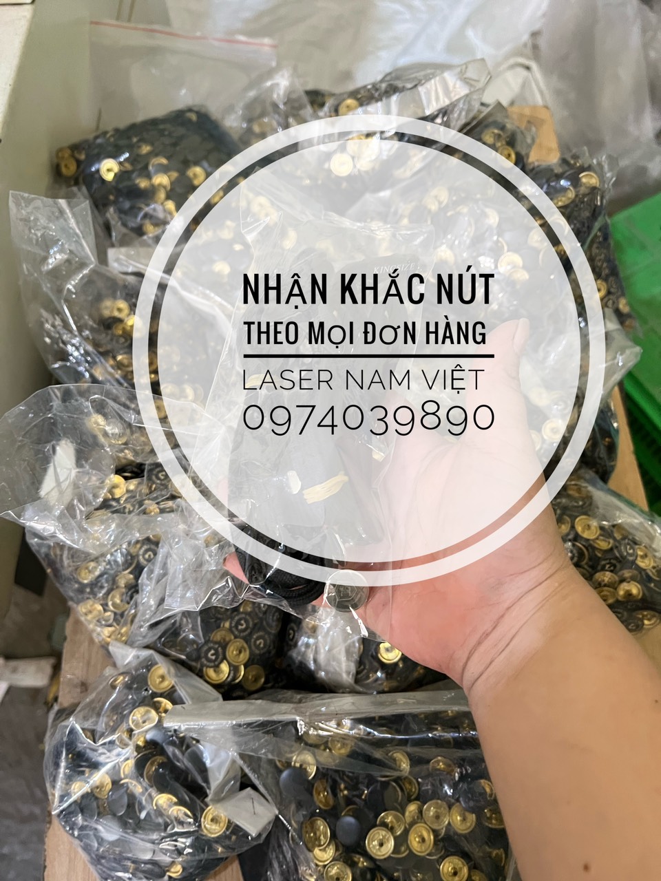 Khắc laser logo nút kim loại, nhựa, gỗ theo yêu cầu