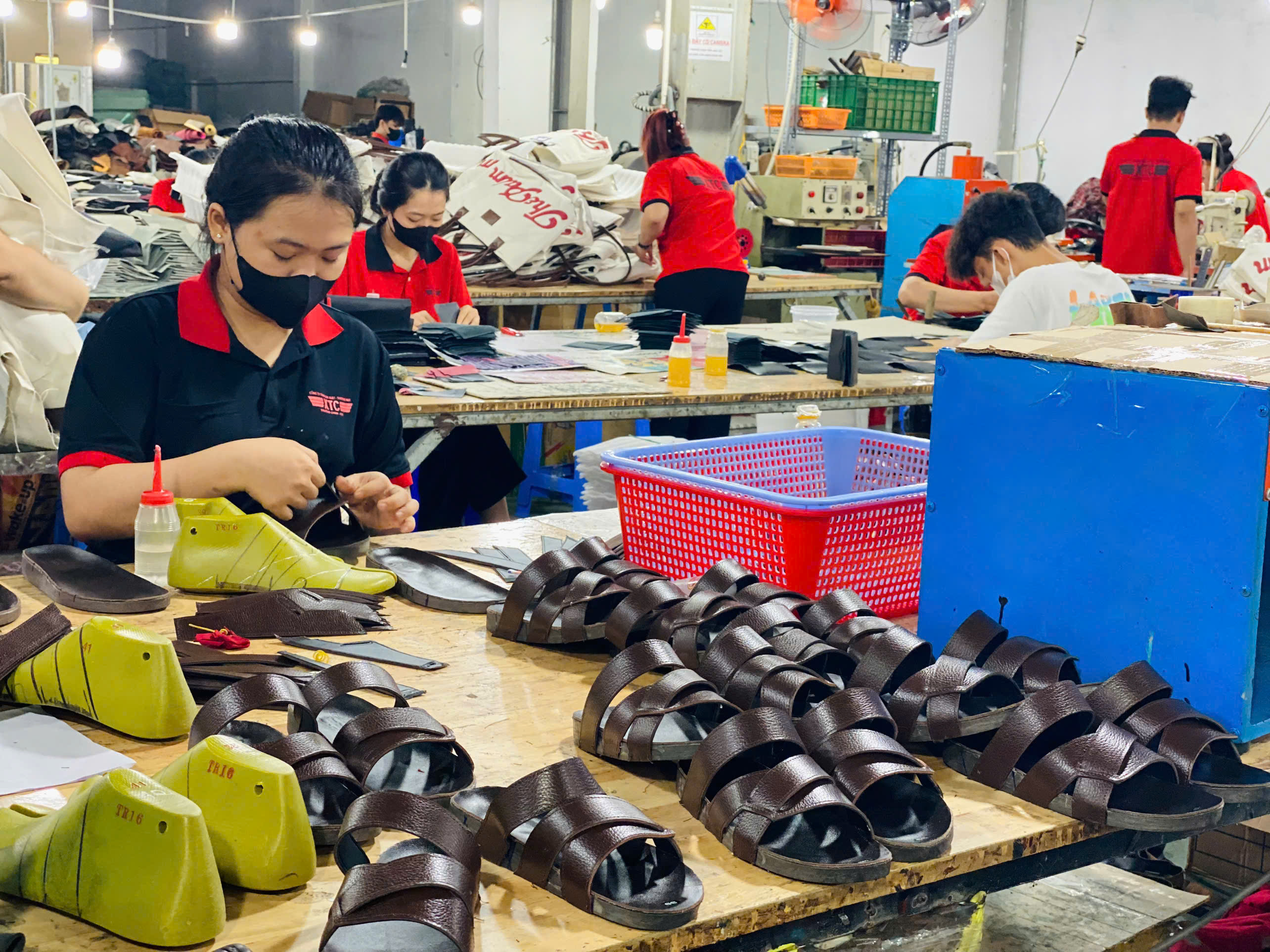 Giày dép da bò uy tín giá tốt
