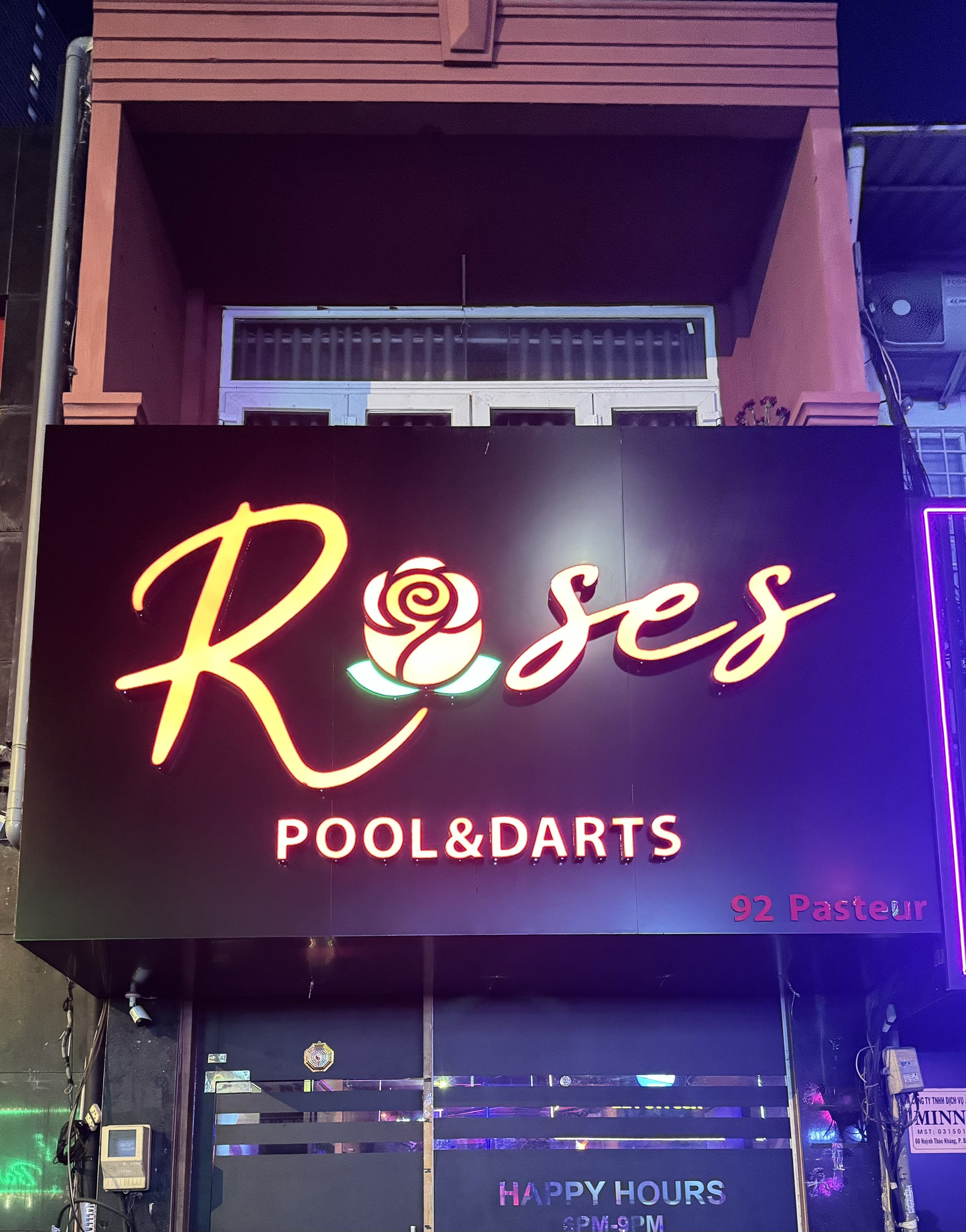 ROSES BAR TÂY Q1 tuyển 10 PHỤC VỤ NỮ làm 19h tối đến 3h sáng