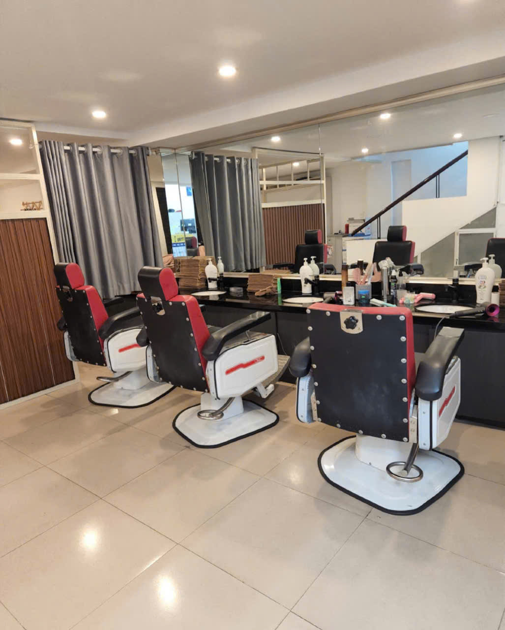 Barbershop Hàn Quốc tuyển gấp NỮ gội đầu, ráy tai đi làm ngay