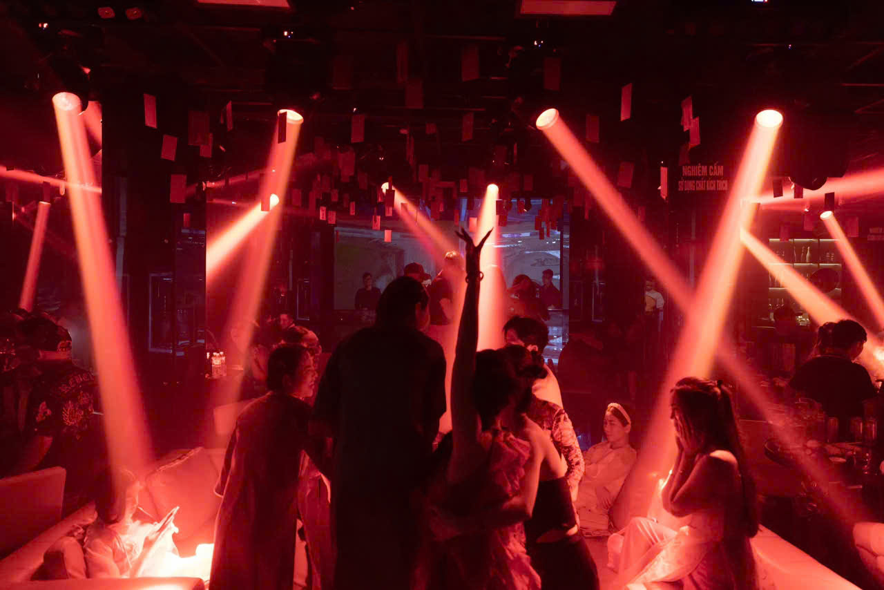 Kitty Bar Q1 tuyển 10 Nữ Nv phục vụ Bar làm theo ca