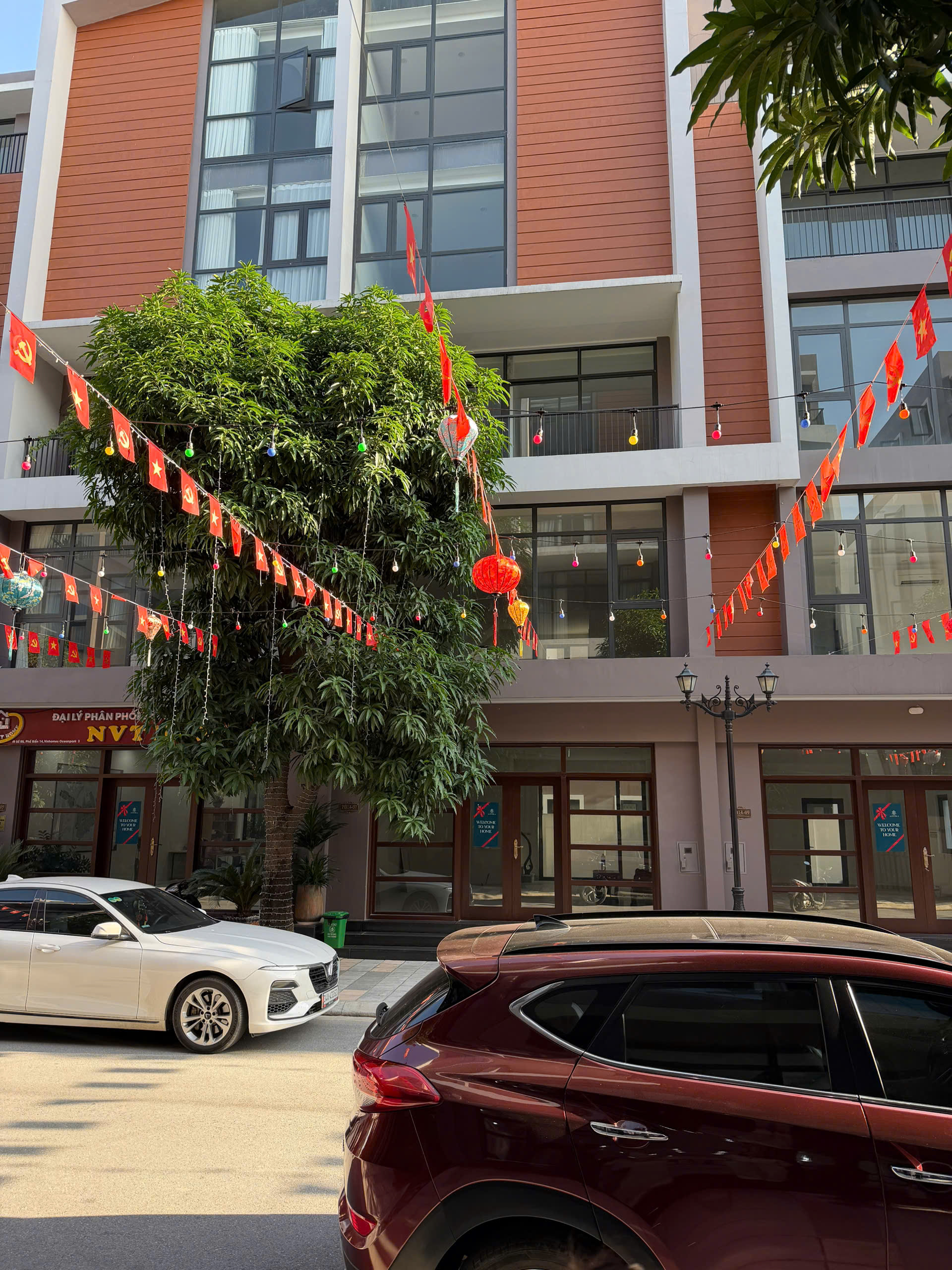 Tuyển 10 bạn livetream lĩnh vực giao dịch vàng phái sinh bao ăn ở