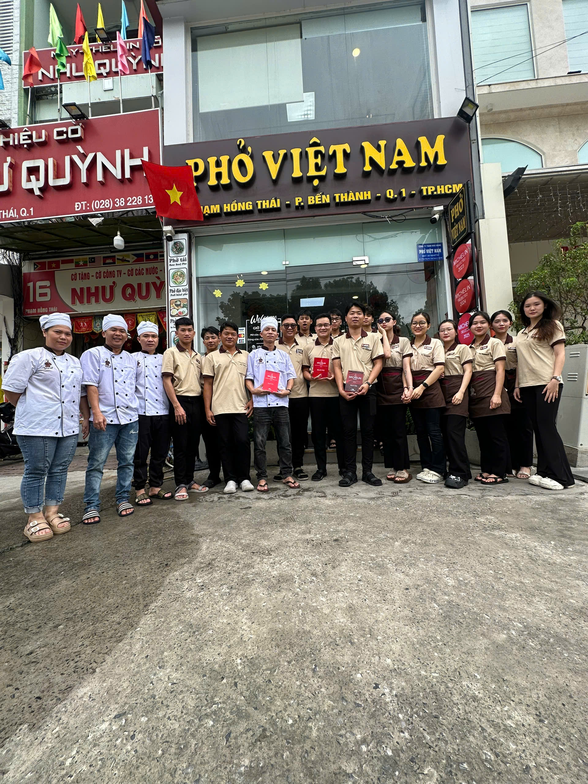 Phở VN chi nhánh Q1 tuyển NV biết tiếng Anh, tiếng Trung và phụ bếp