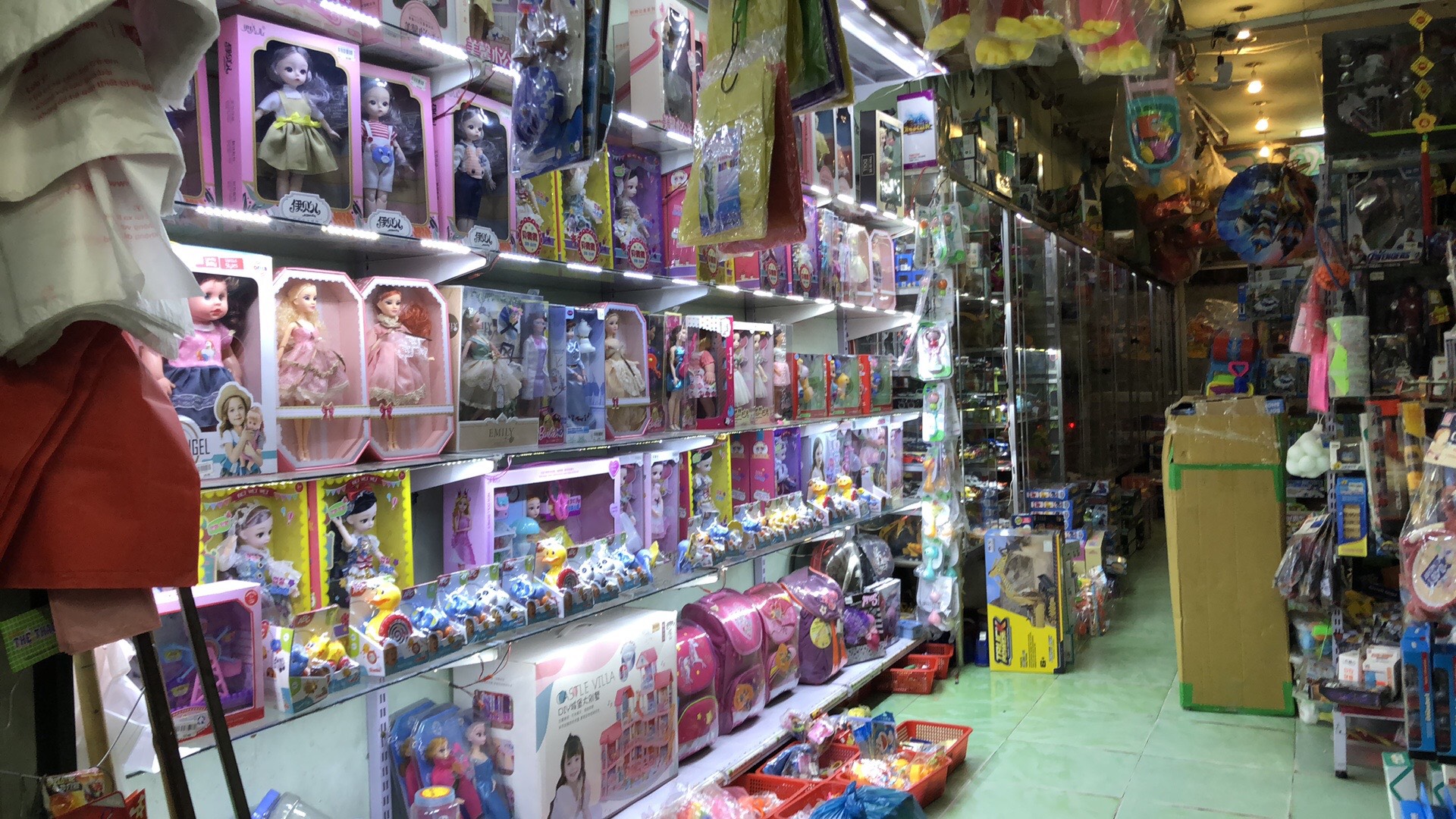 Cửa hàng đồ chơi trẻ em BEN 10 tuyển nhân viên bán hàng