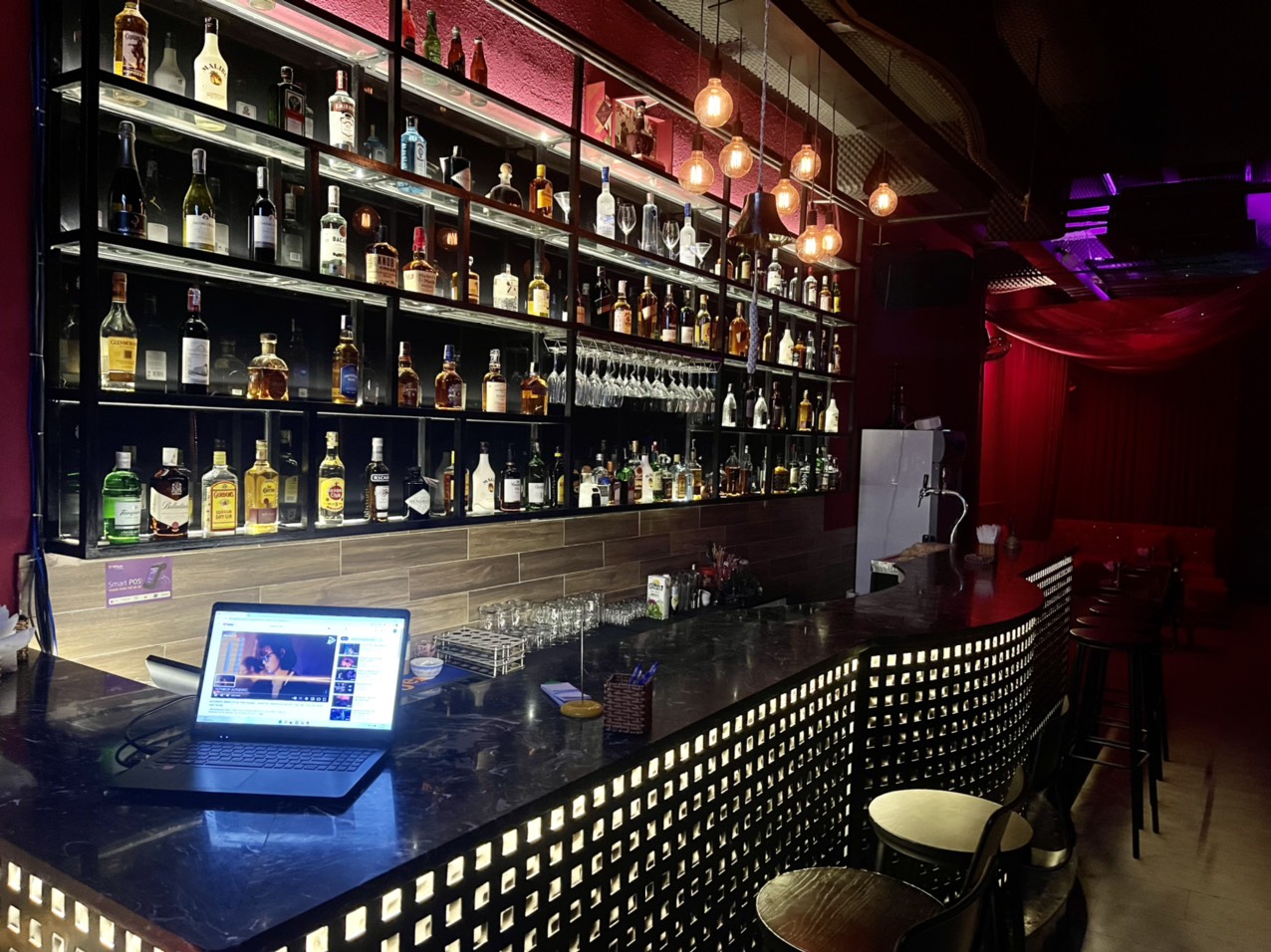 TASTY BAR TÂY Q1 tuyển phục vụ nữ không cần kinh nghiệm