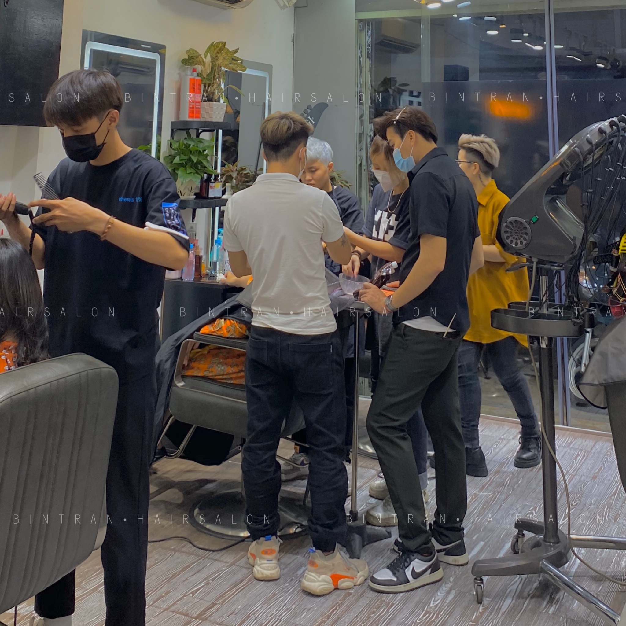 Salon BinTran Hair Salon tuyển 2 thợ chính Nam & 3 thợ phụ Nữ