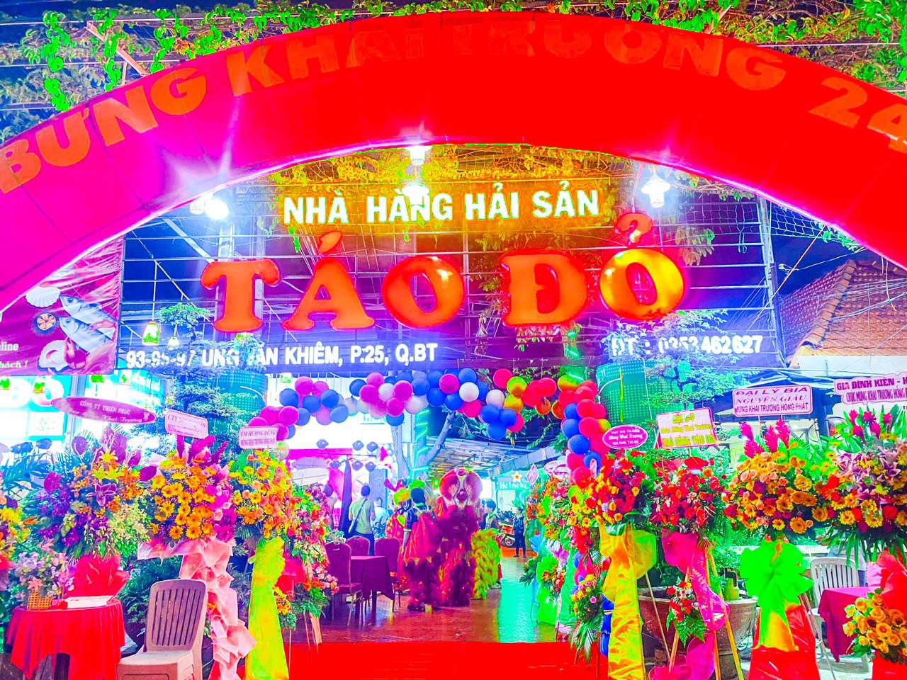 Nhà hàng Táo đỏ Ung Văn Khiêm tuyển lễ tân, phục vụ, PR có ngoại hình