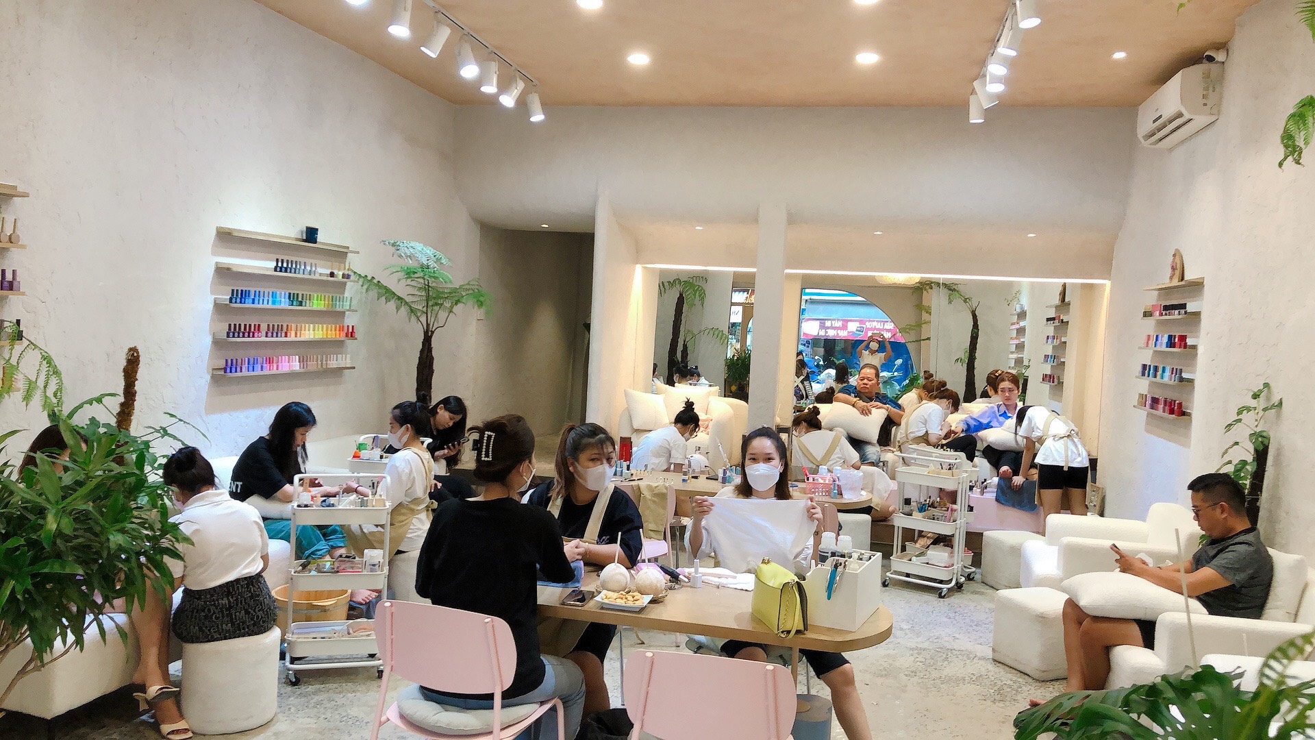 Tuyển gấp 6 thợ nail có kinh nghiệm làm tại Q1 đi làm ngay