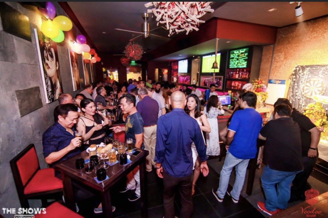 Voodoo Bar tuyển nữ phục vụ có ngoại hình làm Q1
