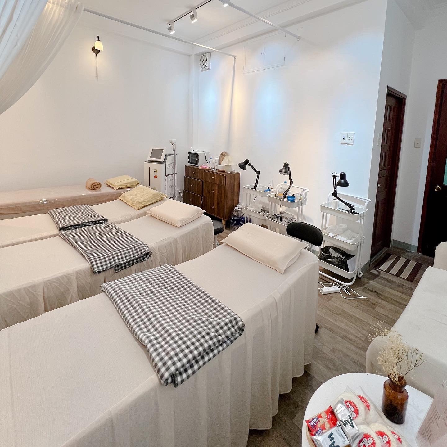 LITTLE NAIL Tuyển Thợ Nail - Mi đi làm ngay lương cao hấp dẫn
