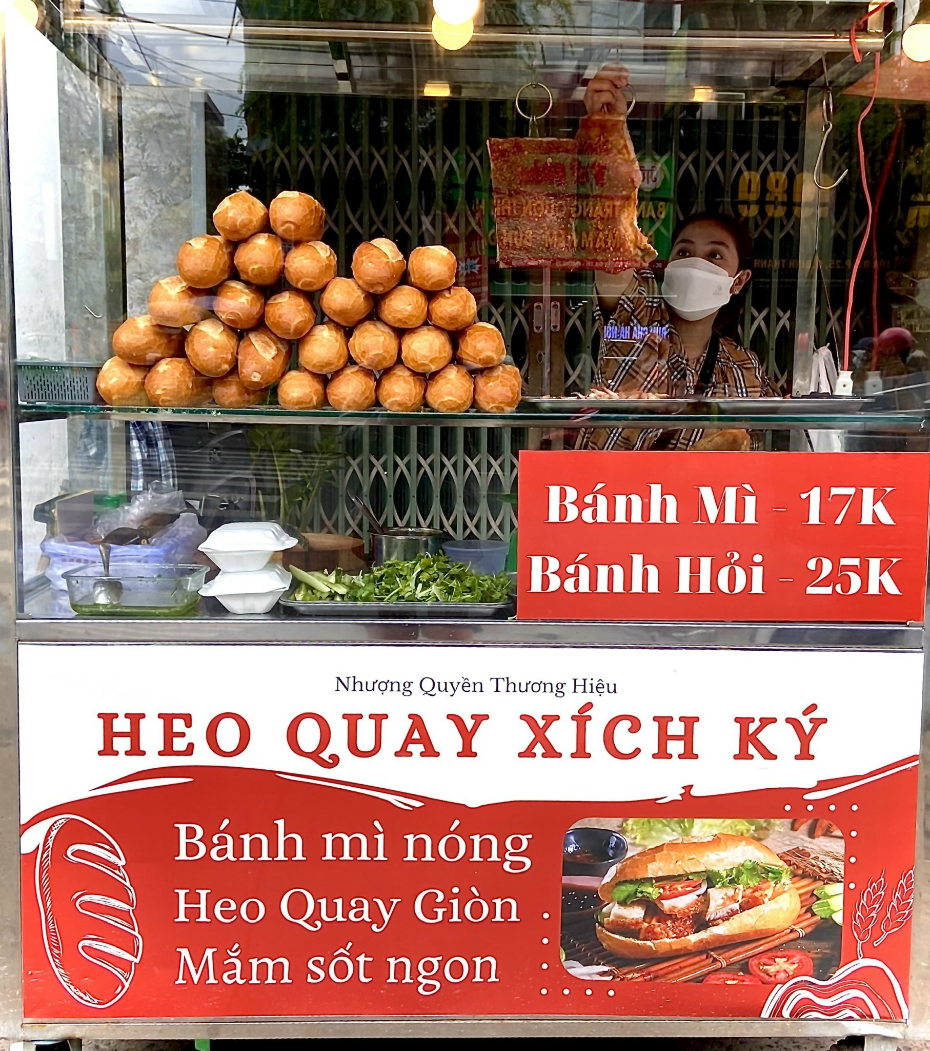 Xích Ký chuỗi bánh mì heo quay cần tuyển NV bán hàng ca sáng